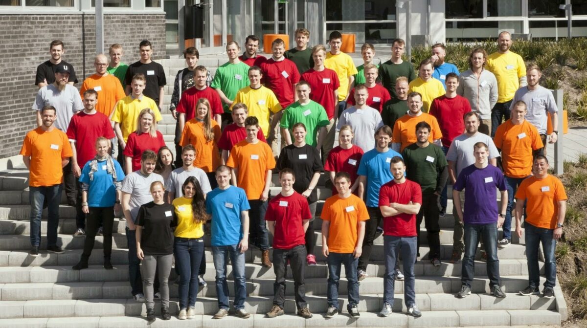 Klar til start på årets digitale dage fra 13.-15. april, der som led i digital projektering af sikringsrum på Vester Mariendal Skole skaber unikke samarbejder og effektiv kommunikation mellem forskellige verdener fra 8. klasses skoleelever, over håndværkere fra EUC Nord til studerende fra UCN og AAU ? her ses deltagerne fra sidste års Digitale Dage.