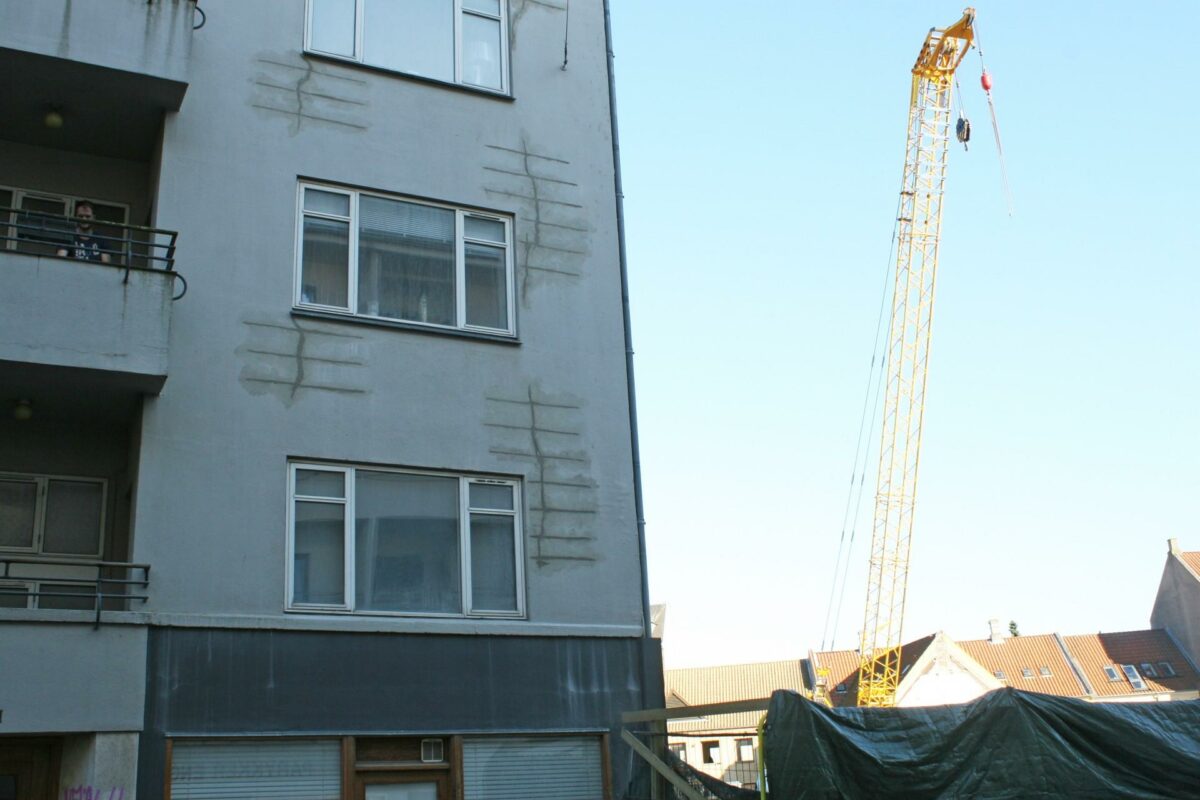 Nedrivningen begyndte i januar, og kort tid efter begyndte revnerne at opstå i nabohuset. Nu er det revner i vejen, der har bremset byggeriet. Foto: Mads Blenker.