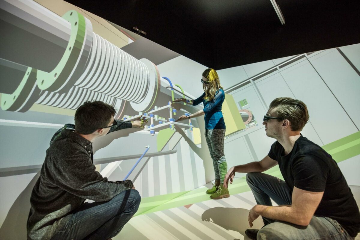 Ingeniørstuderende fra AU Engineering tester i den kommende tid, hvordan BIM-modeller kan kædes sammen med virtual reality. Foto: Tom Lindboe.