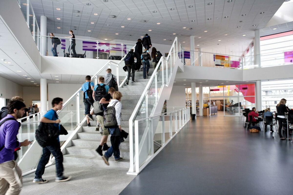 Herningsholm Gymnasium, der ligger i Herning, har akustiklofter fra Rockfon. Foto: Svend Christensen.