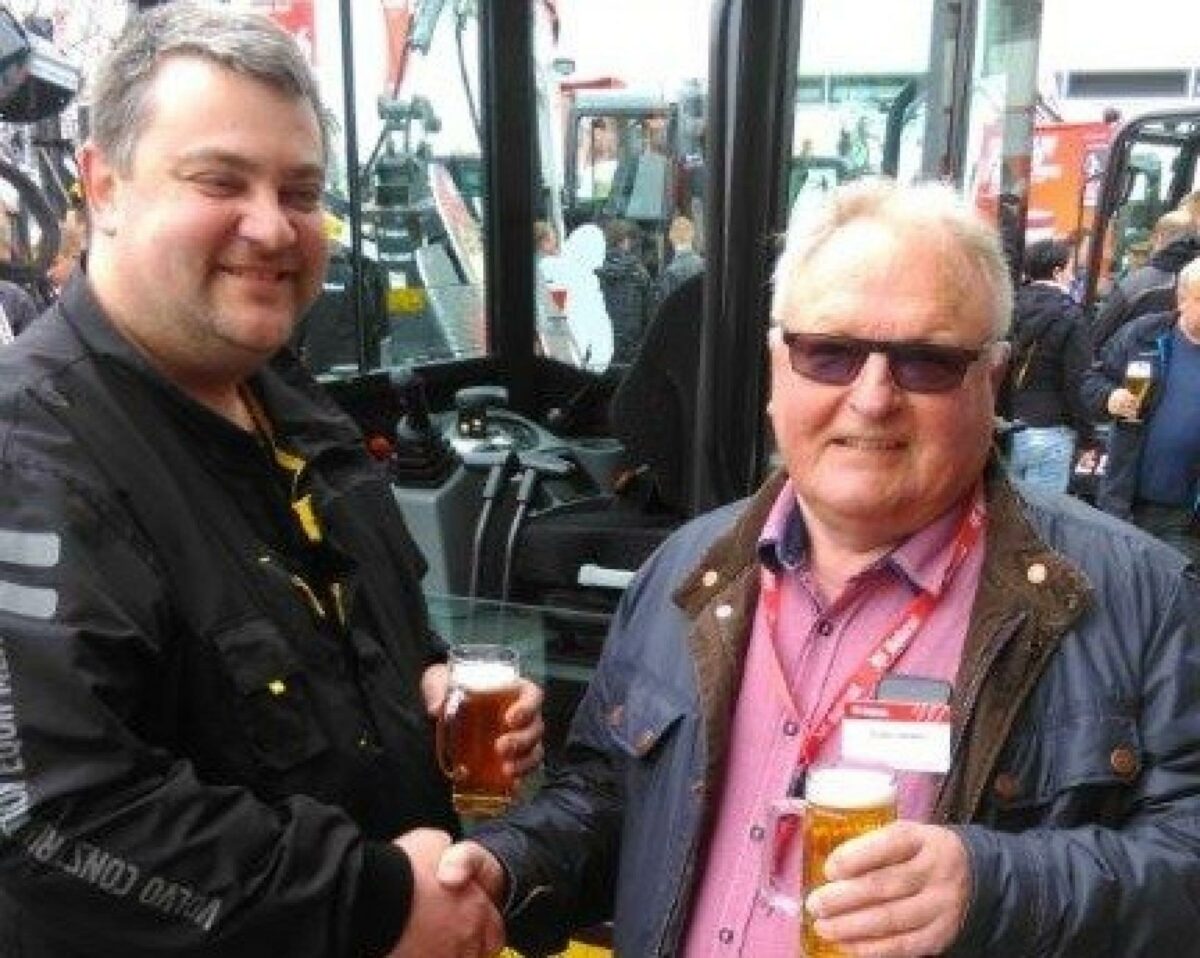 Jan Middelhede og Jørgen Jensen lukker en hurtig handel på Bauma. Pressefoto