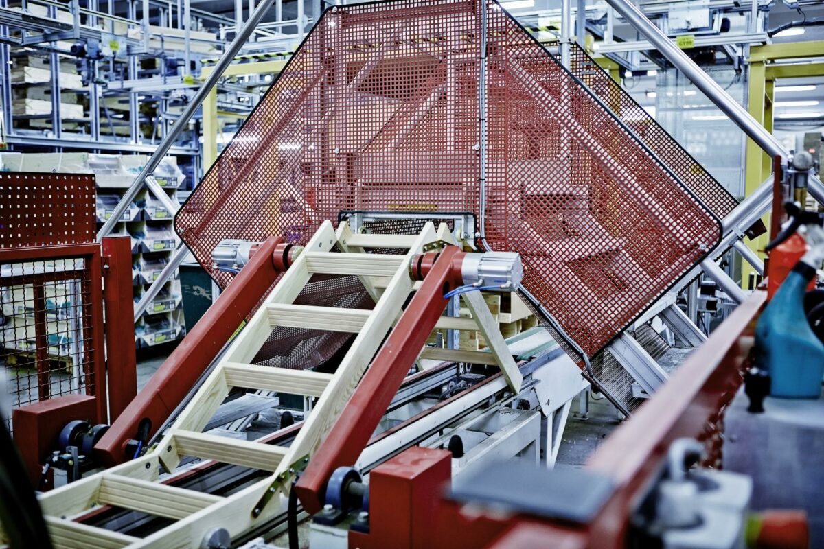 Fra 2012 til 2014 har Dolle investeret 45 millioner kroner i automatiseret produktion i fabrikken i Frøstrup. Foto: Dolle.