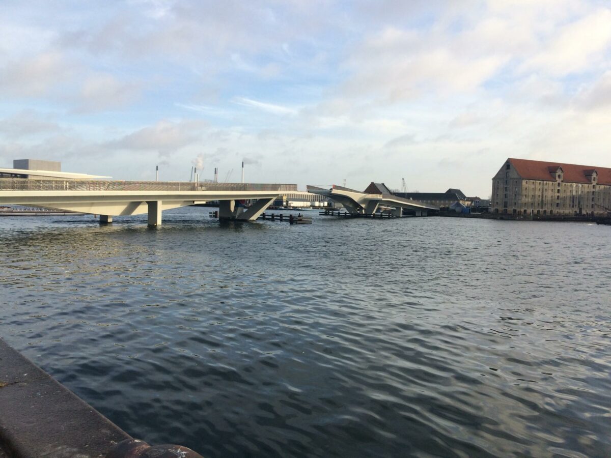 Et af de store problemer på Inderhavnsbroen er, at brofagene ikke mødes samme sted, når broen lukkes. Arkivfoto: Torben Jastram.