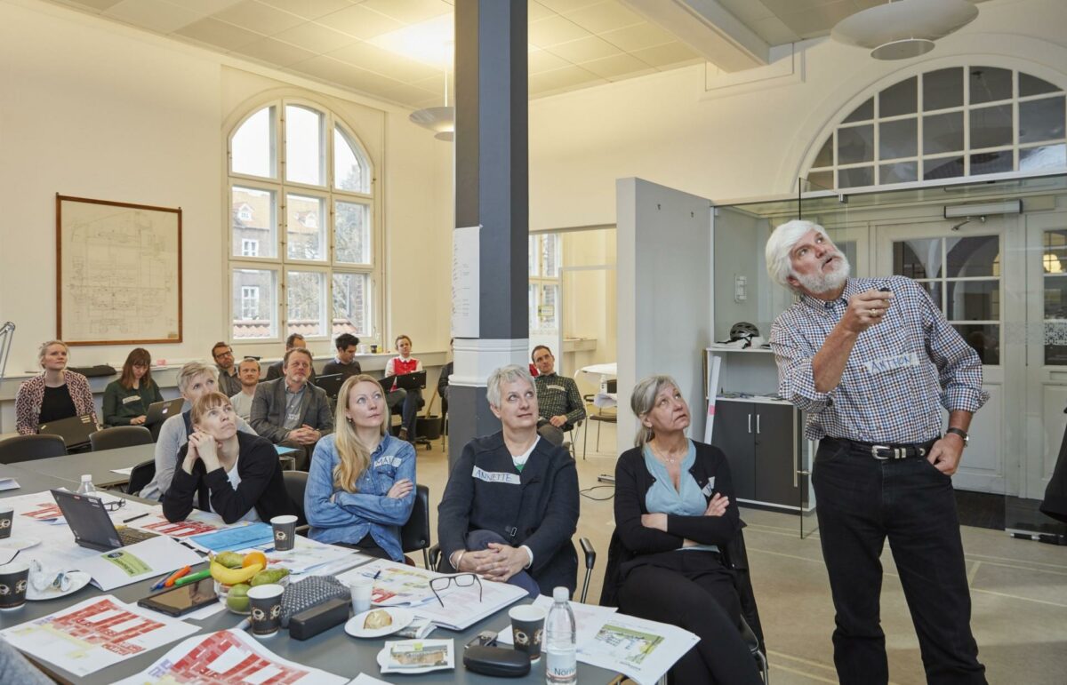 En omfattende brugerinddragelse er i gang, for at arkitekterne kan få input fra de kommende brugere. Her er det Røntgengruppen og arkitekt Anthony Haas (t.h.) fra WHR Architects. Foto: Byggeriets Billedbank.
