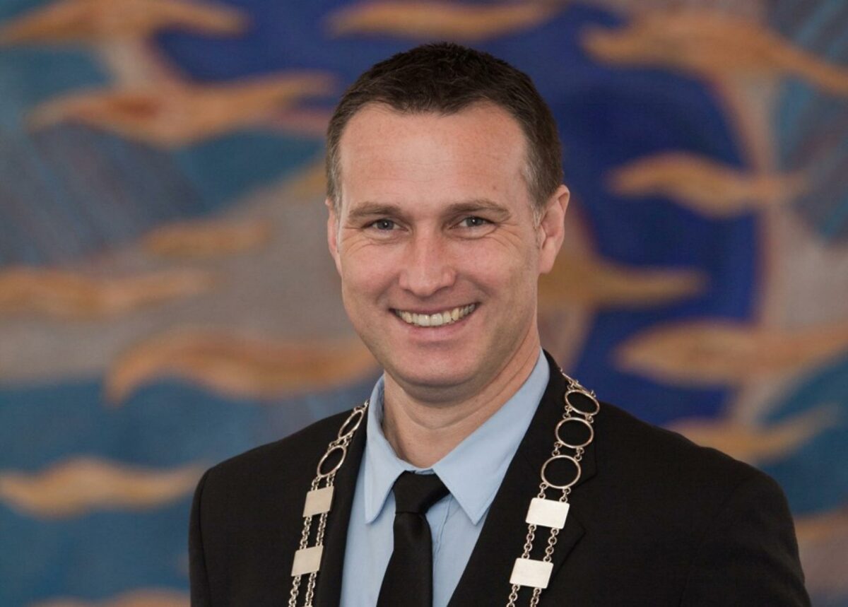 Næstveds borgmester Carsten Rasmussen er indstillet på et p-hus på fire-seks etager. Pressefoto.