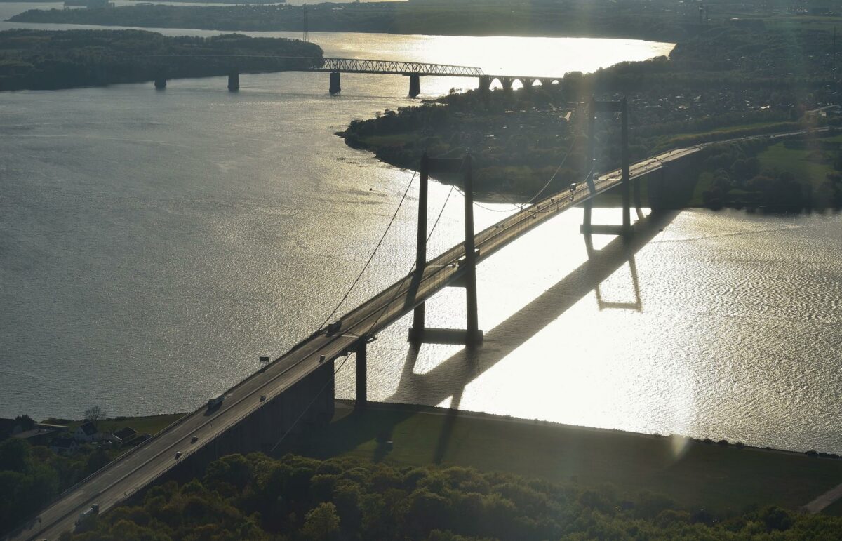 Der har været stor polemik omkring en tredje forbindelse over Vejle Fjord, og nu har regeringen udsat projektet på ubestemt tid. Foto: Colourbox.