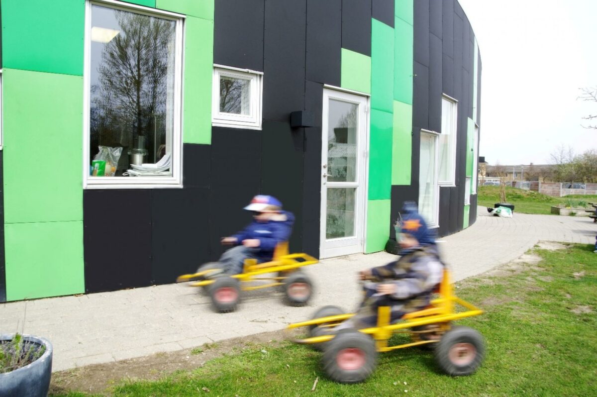 Den sorte og grønne buede facade på Børnehuset Valhalla i Køge blev testet af børn og voksne med blandt andet mooncartesten, før Steni Colour-facadepladerne blev valgt som beklædning. Pressefoto.