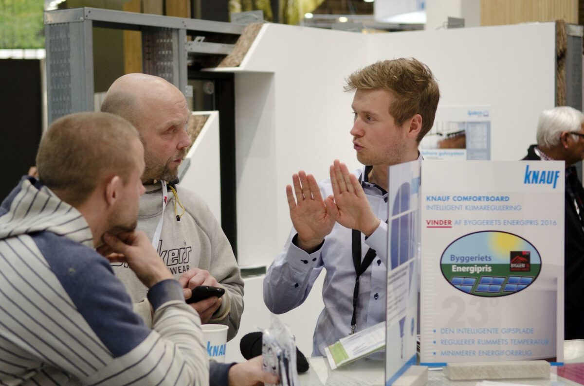 Det gode arbejdsmiljø og ergonomiske byggematerialer var blandt hovedtemaerne for konsulenterne, da håndværkere fra hele landet besøgte Knaufs stand på årets byggerimesse i Fredericia. Pressefoto.