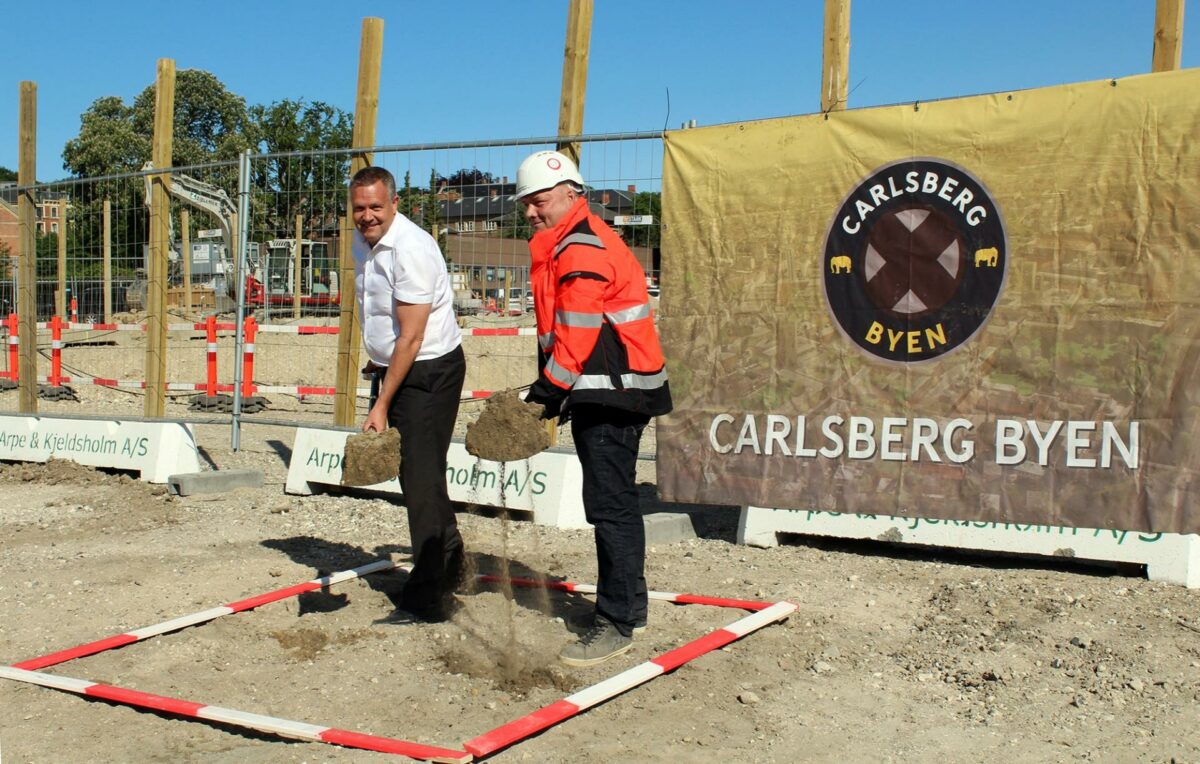 Administrerende direktør i Carlsberg Byen, Jens Nyhus, og partner Tim Kjeldsholm fra A&K tager første spadestik. Foto: Carlsberg Byen.