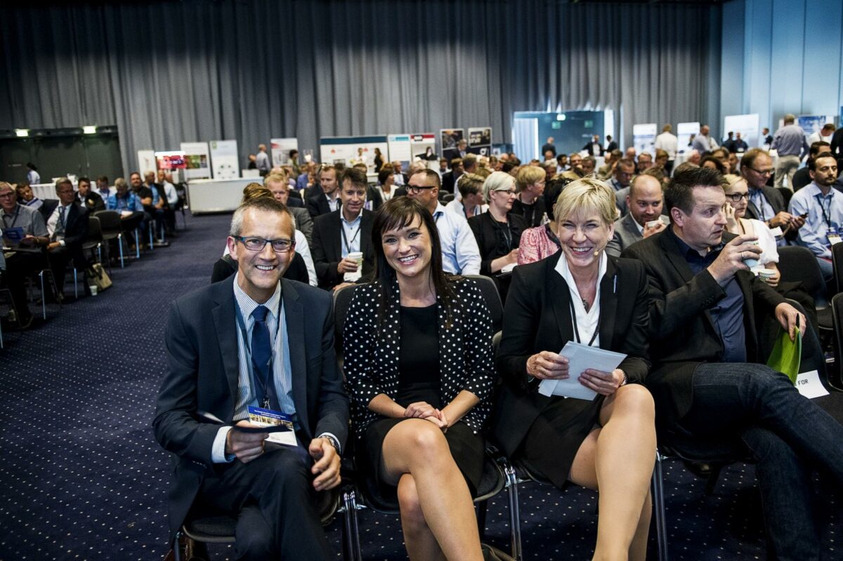 Sundheds- og ældreminister Sophie Løhde, projektdirektør Helle Gaub, projekt Universitetshospital Køge, og Jens Stenbæk, næstformand for Danske Regioner og regionsrådsformand i Region Sjælland. Foto: Joachim Rode