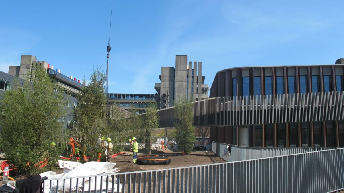 Når Panums nye kobbertårn åbner i slutningen af året, kan københavnerne nyde godt af en ny svævende stibro, der går gennem det grønne landskab. Pressefoto.