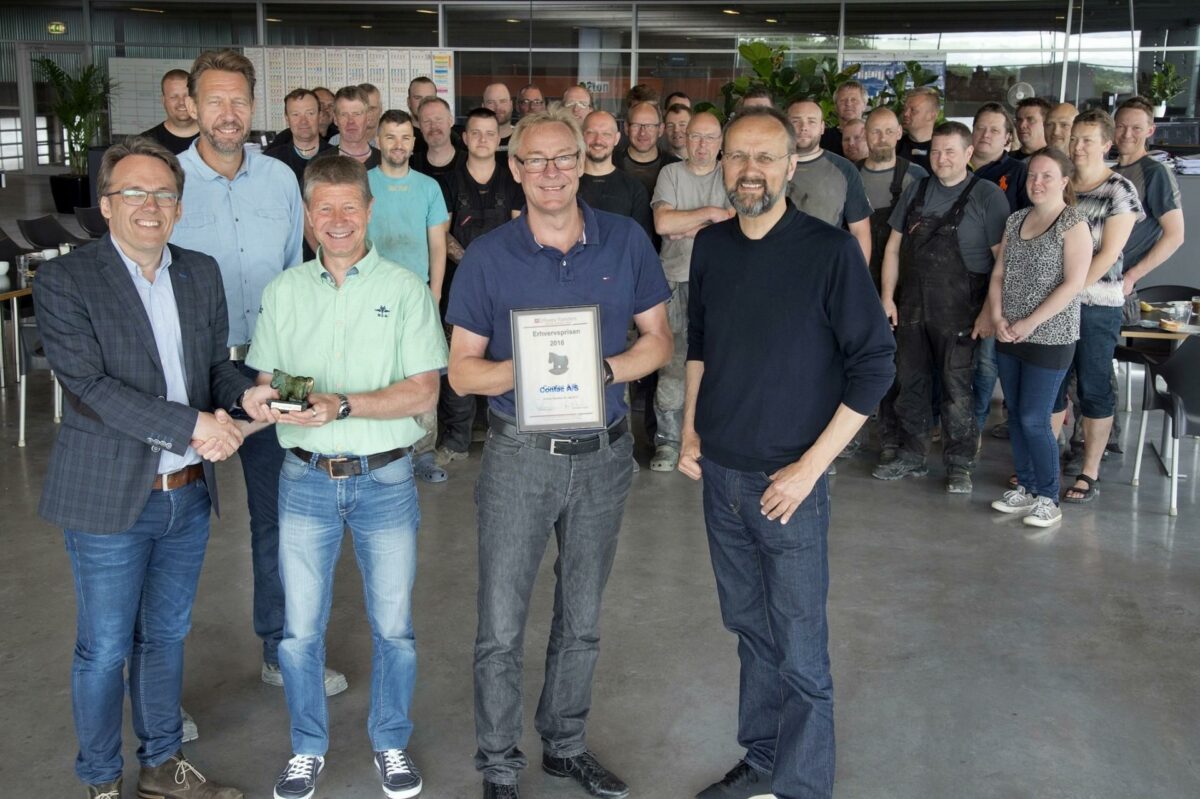 Direktør Jens Enevold Kristensen fra Randers Erhvervscenter (tv) overrækker Erhvervsprisen 2016, der foruden hæderen består af et certifikat og en skulptur af Randers-Hingsten til Confac's stiftere og meddirektører Hans Verner Lind, Frank Laursen, Peter Adamsen og Erling Holm samt Confacs medarbejder-aktionærer.