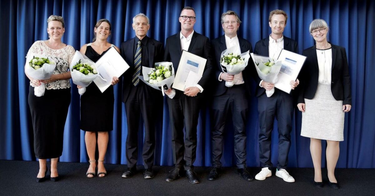 Foto fra overrækkelsen. Fra venstre ses Joan Raun Nielsen og Sofie Willems, Spektrum Arkitekter, direktør Jesper Hermansen, Kulturstyrelsen , Carsten Holgaard, Holgaard arkitekter, Rasmus Therkildsen og Søren Leth, Sleth, og bestyrelsesformand i Nykredits Fond Nina Smith. Pressefoto.
