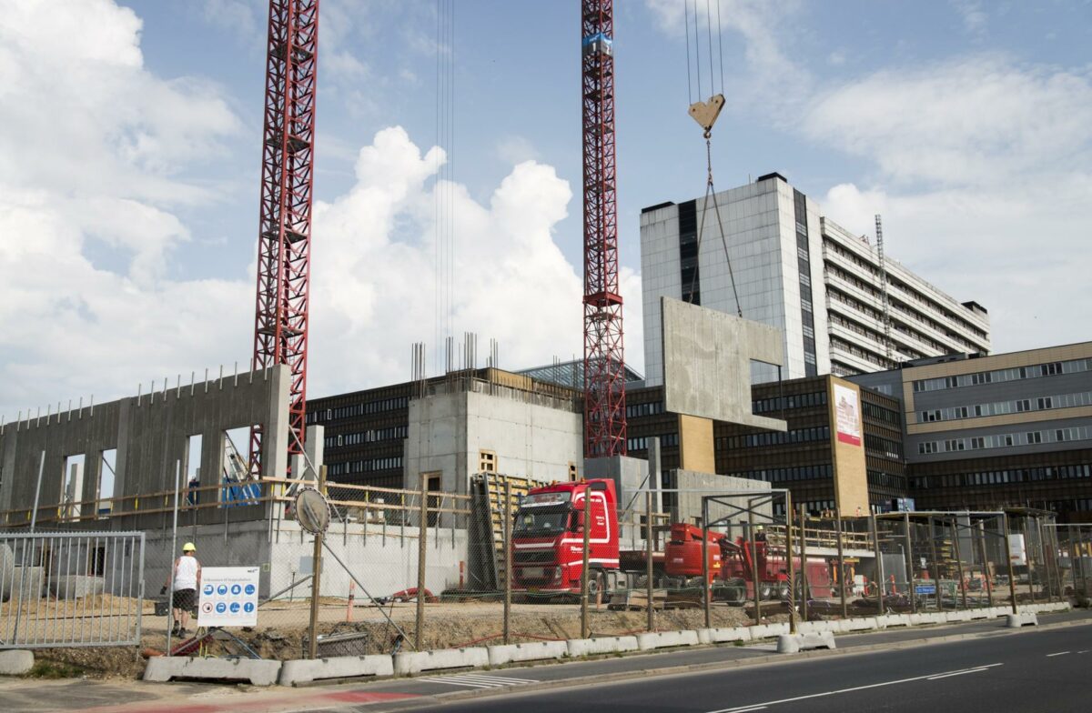 NCC's håndværkere løfter betonelemeter på plads. Pressefoto.