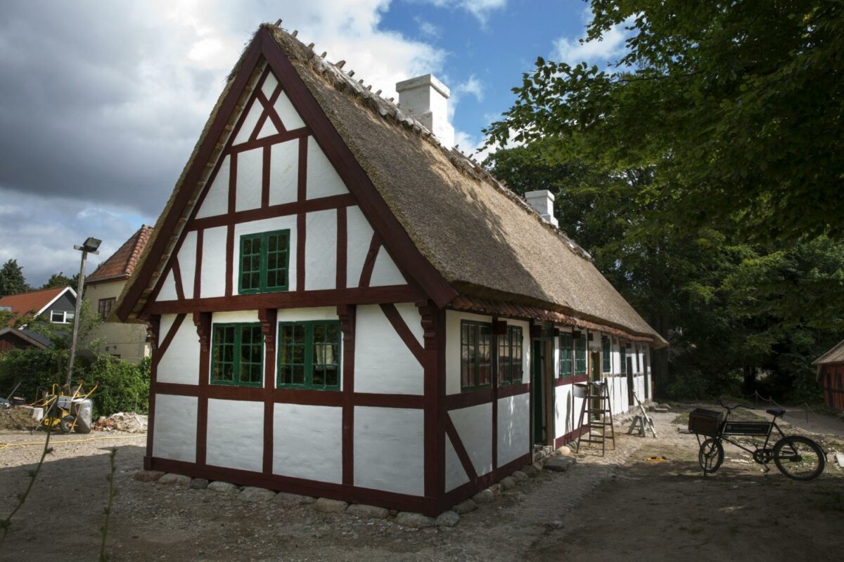 Københavns Tømrerlaug belønnede i fredags Frilandsmuseet i Lyngby med Tømrerprisen 2016 for genopførelsen af Stenstruphuset. Foto: Københavns Tømrerlaug.