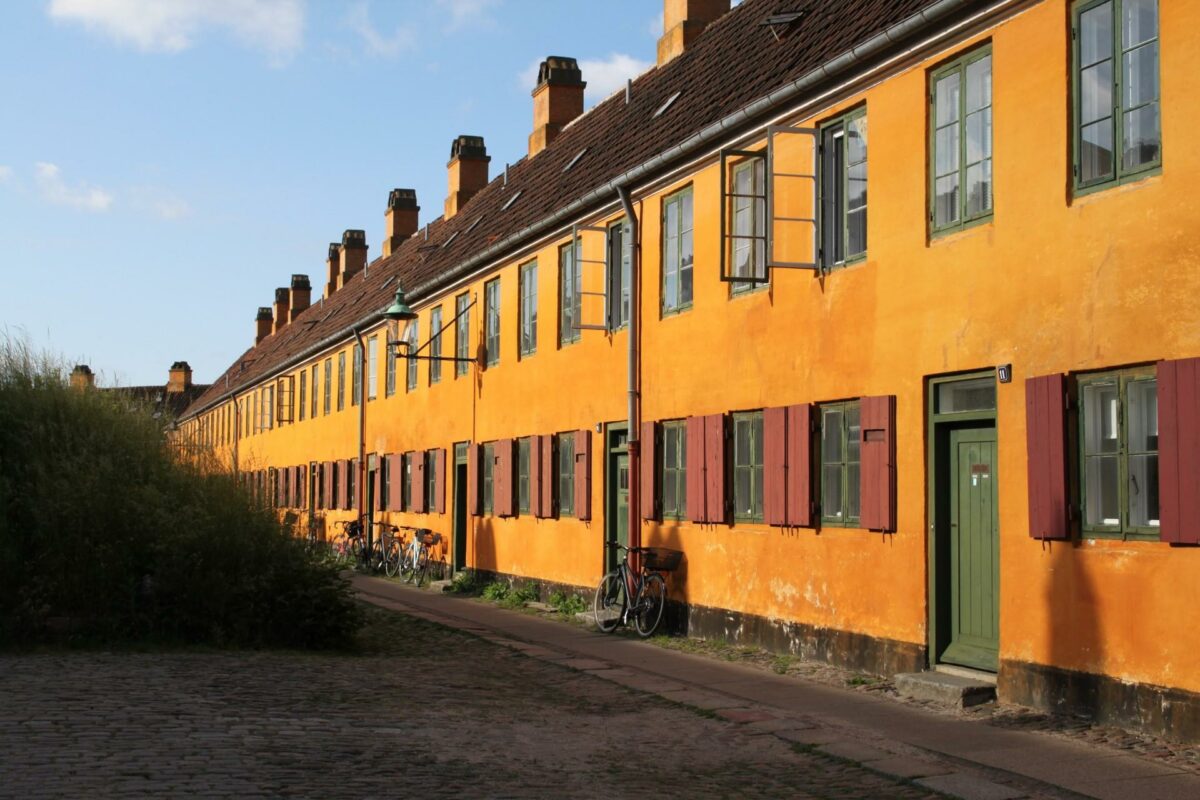 Effektiv maling kan bekæmpe fugtproblemer i de næsten 400 år gamle boliger.