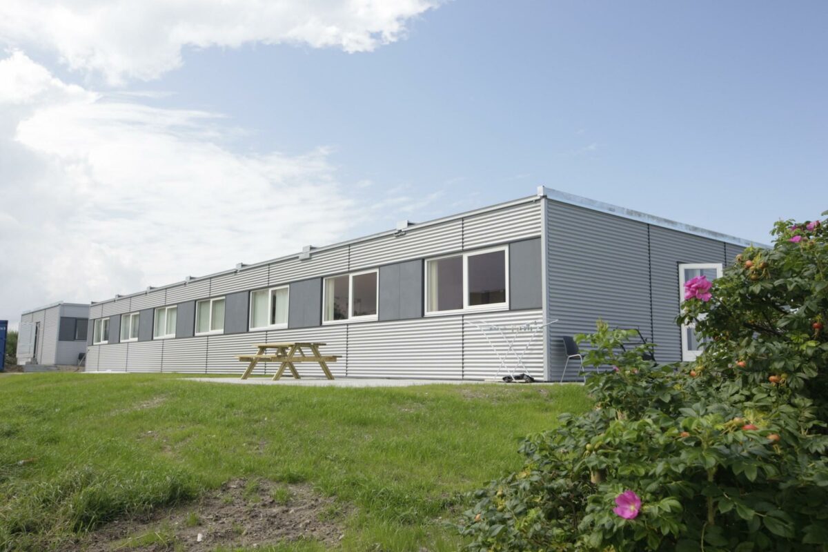 Ajos har opbygget asylcenter i blandt andet Hanstholm. Udrejsecenteret i Kærshovedgård bliver med samme type pavilloner, men i to etager og med facaden tilpasset omgivelserne. Pressefoto.