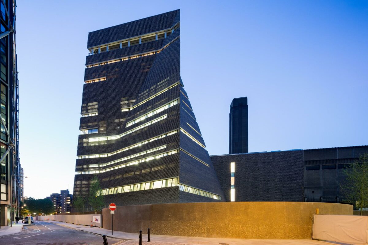 Museumsgalleriet Tate Modern i London er blevet udvidet og har i den forbindelse fået en pyramidelignende design. Foto: Iwan Baan.