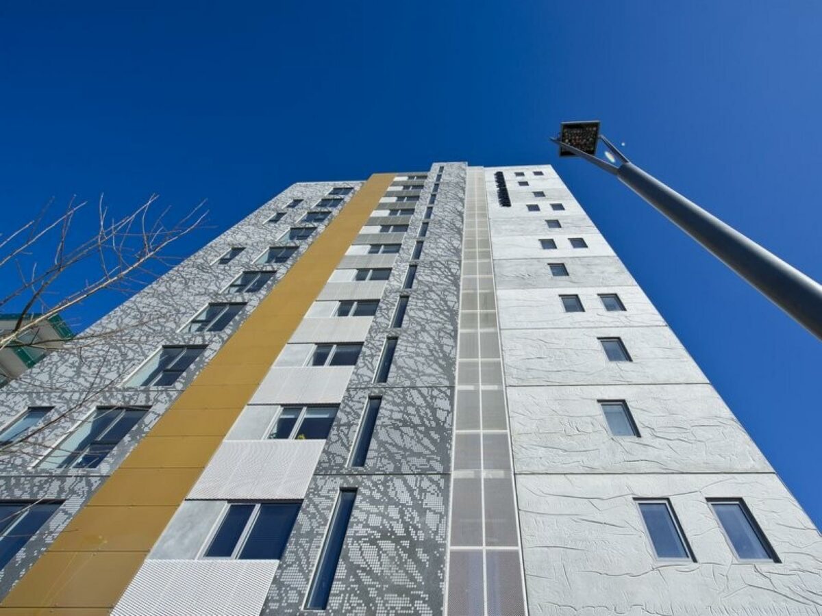 Grundfos Kollegiet på havnen i Aarhus bruger energi, når der er rigeligt med strøm fra sol og vind, og det går i "dvale?, når strømmen i energinettet kommer fra fossile brændsler. Foto: Henrik Olsen.