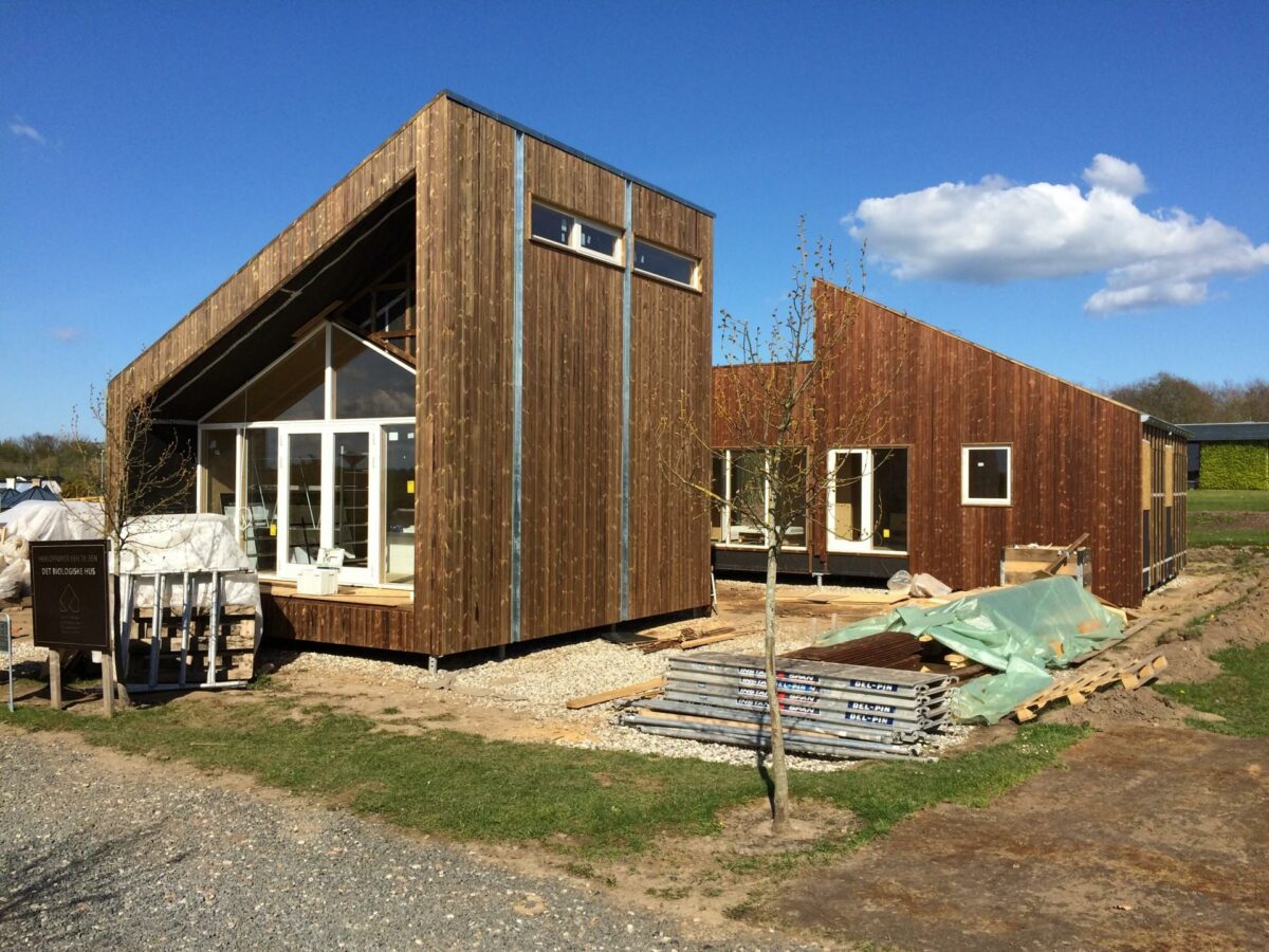 Det Biologiske Hus opføres på et fundament, der er bygget op på skruepæle i stedet for et traditionelt betonfundament. Pressefoto.