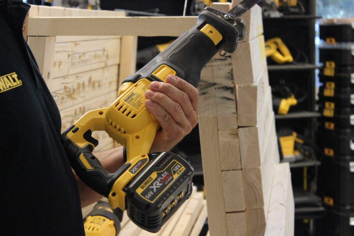 XR Flexvolt-systemet fra Dewalt er en verdensnyhed, som gør det muligt at lave ledningsfrie udgaver af blandt andet rund-, alligator- og bajonetsave, der har samme styrke som varianterne med ledning. Foto: Kristian Troelsen.