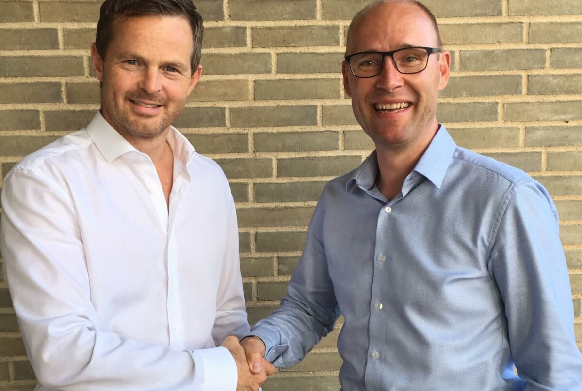 Efter otte år i spidsen med målrettet fokus på specialisering som råhusbygger og hovedentreprenør giver ejer og administrerende direktør Carsten Mindegaard fra LM Byg A/S (til venstre) stafetten videre til Hans Anker Nielsen, der kommer fra jobbet som afdelingsdirektør i Per Aarslev A/S. Pressefoto.