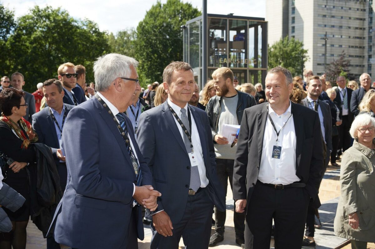 Fra venstre mod højre: Transport- og bygningsminister Hans Christian Schmidt, adm. dir. i DSB Flemming Jensen og adm. dir. i Carlsberg Byen P/S, Jens Nyhus. Foto: Carlsberg Byen.
