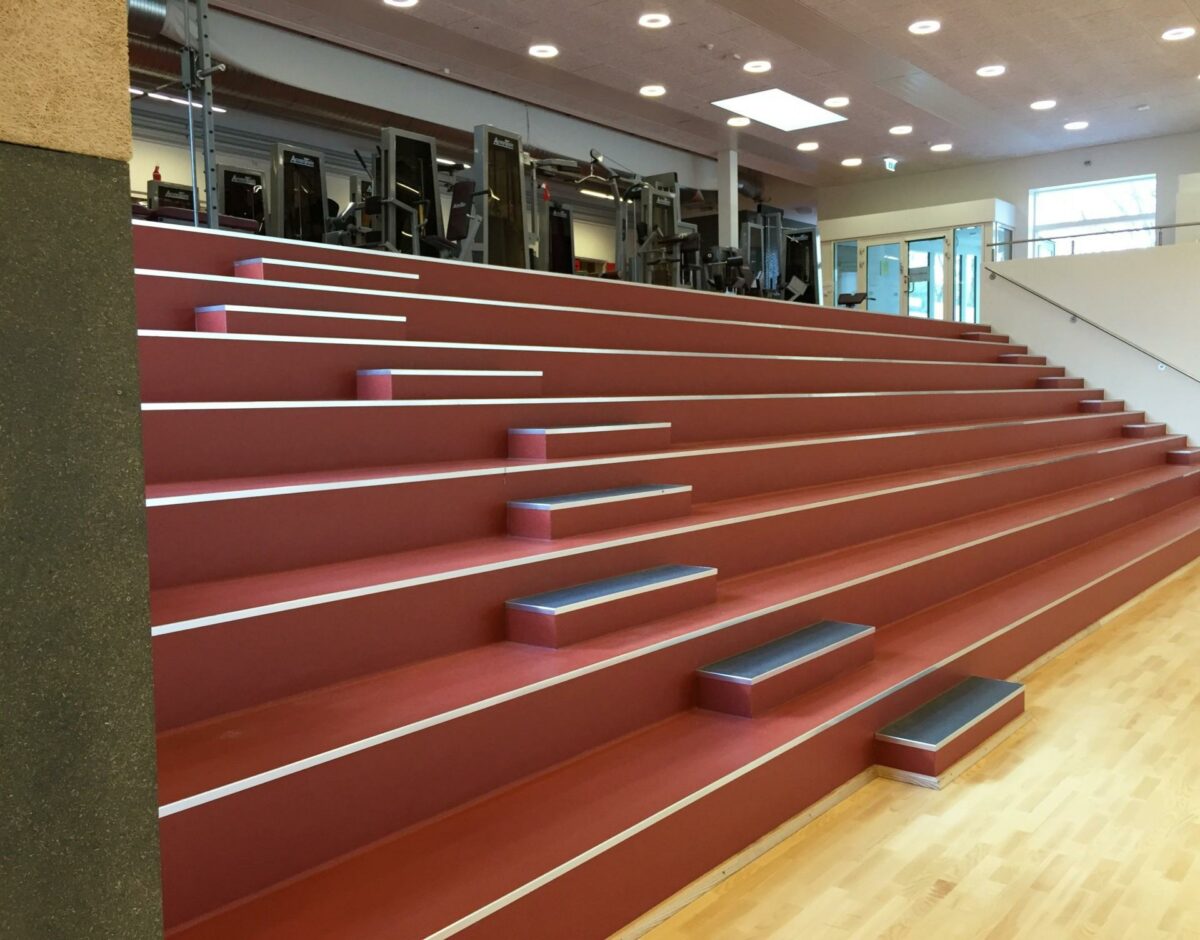 Gulvene fra Altro beklæder bl.a. fitness-området og de forskudte ekstra trappetrin, der er placeret på trappeovergangen, for at man f.eks. enten kan sidde der eller bruge dem til parkour. Pressefoto.