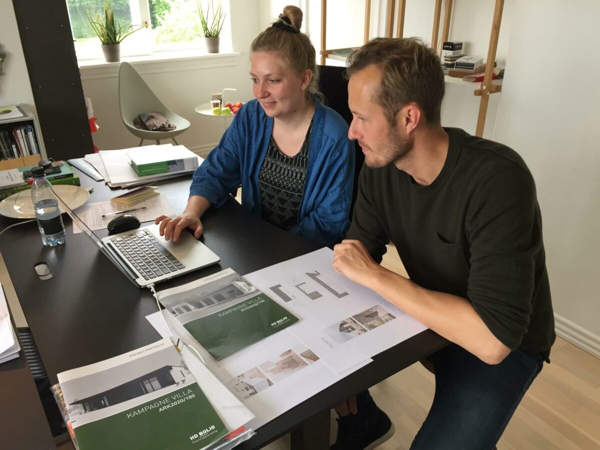 Arkitektstuderende Mette Korsgaard Kjeldgaard og Henrik Dissing, HD Bolig diskuterer her facader og planer til en ny typehusform. Foto: HD Bolig.