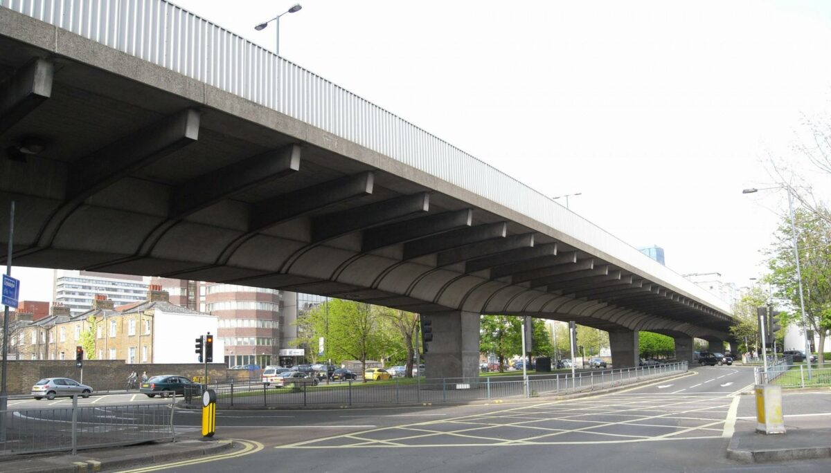 London er ifølge Verdensbanken den by i Europa, der har størst trængselsproblemer, og Hammersmith Flyover er med mere end 70.000 køretøjer i døgnet meget vigtig for afviklingen af trafikken i den vestlige del af byen. Foto: Wikipedia.