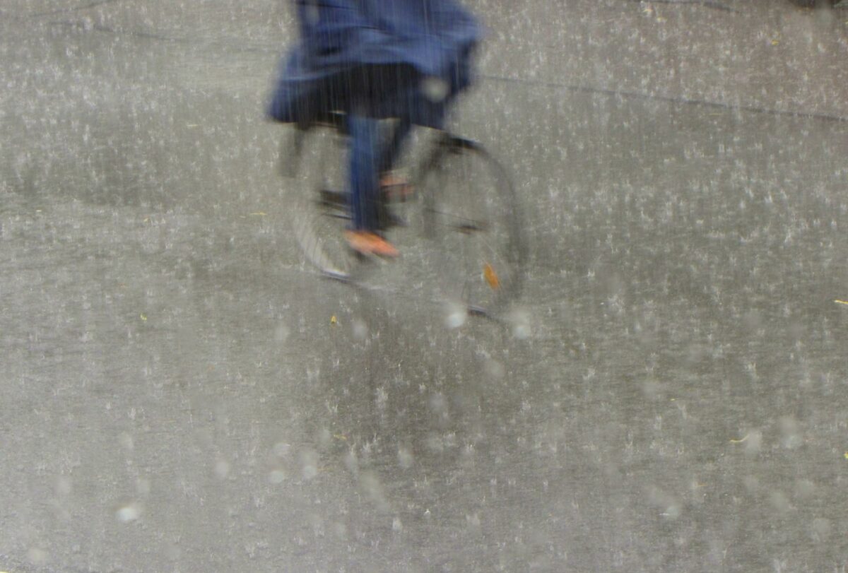 Kommuner, forsyningsselskaber, borgere, lokale håndværkere og virksomheder skal være med, når de stigende regnmængder skal bekæmpes. Foto: Colourbox.