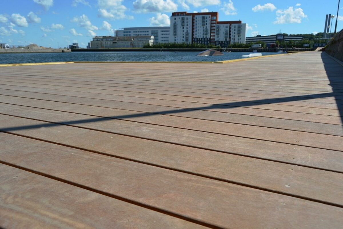 Lund & Stauns første FSC-certificerede byggeri består af ca. 100 meter trædæk ved Aalborgs østlige havnefront. Pressefoto.