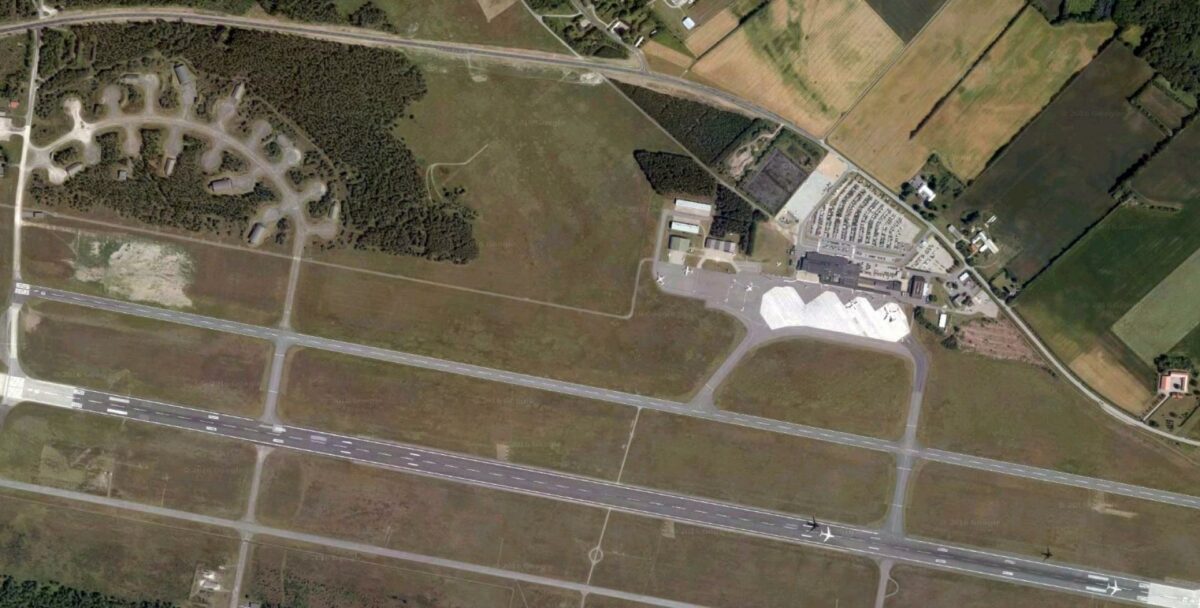 Aarhus Kommune opgiver nu planerne om en ny lufthavn og vil fremover satse på lufthavnen i Tirstrup. Foto: Google og Aerodata International Surveys.