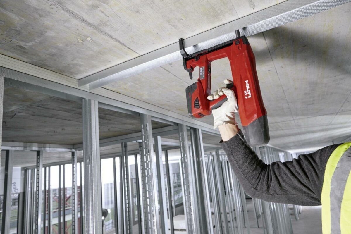 Hilti BX 3-boltepistolen på batteri kan skyde i både stål, beton og mursten. Pressefoto.