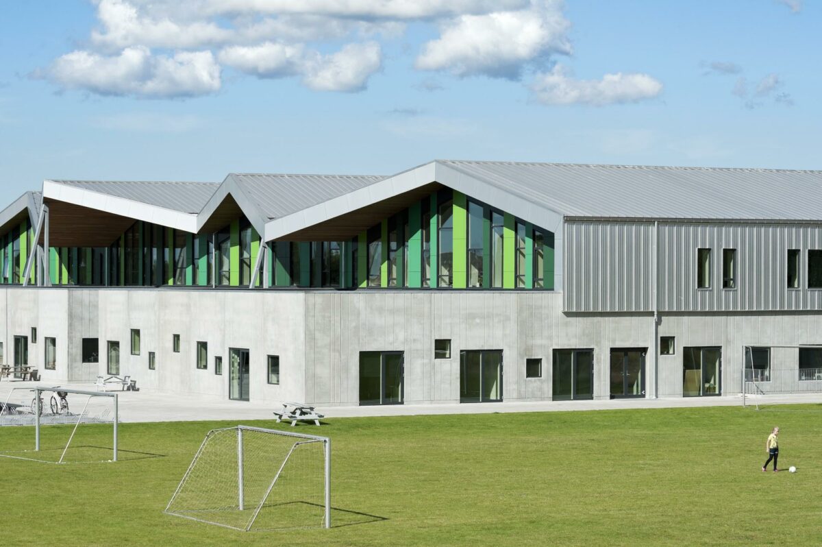 Cebra Architecture har på Aabybro Skole nyfortolket udhænget, der skaber skyggefulde og lægivende uderum til undervisning samt forlænger facadernes levetid og skærmer inderummene mod overophedning. Foto: Mikkel Frost / Cebra.