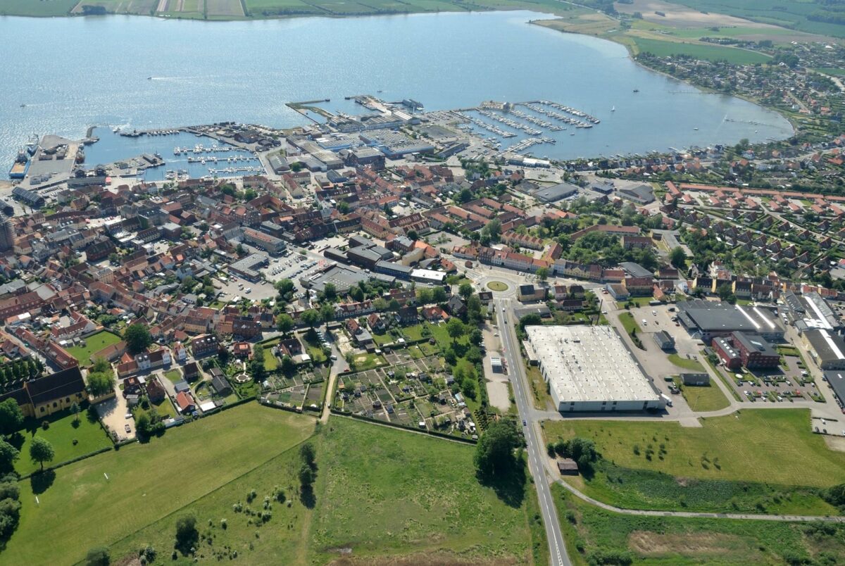 Der kan ifølge Cepos spares mange penge i de danske kommuner, hvis fokus blev øget på at matche de faktiske udgifter til udgiftsbehovet. Faaborg Kommune, der ses her, ligger i midterfeltet. Foto: Colourbox.