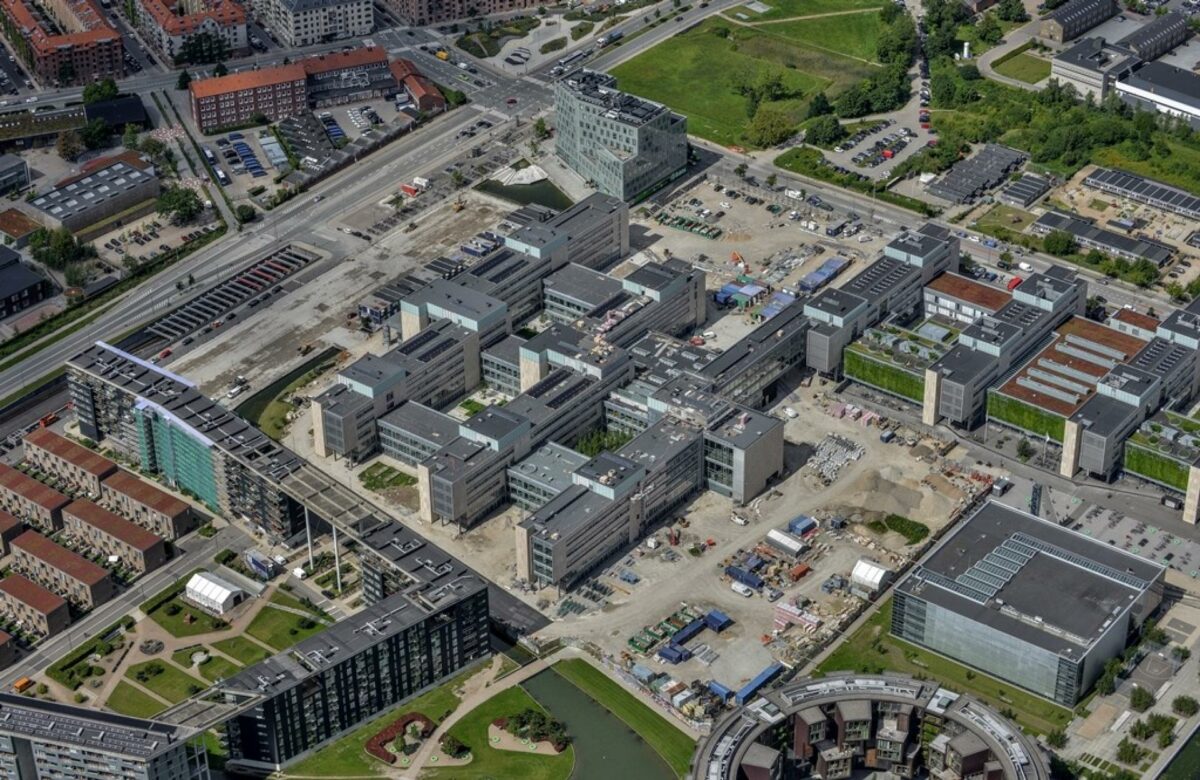 KUA3 kommer til at rumme 48.000 kvm undervisningslokaler i op til fem etager, og allerede nu kan Københavns Universitet komme i gang med de tekniske systemer.  Foto: Dragør Luftfoto.