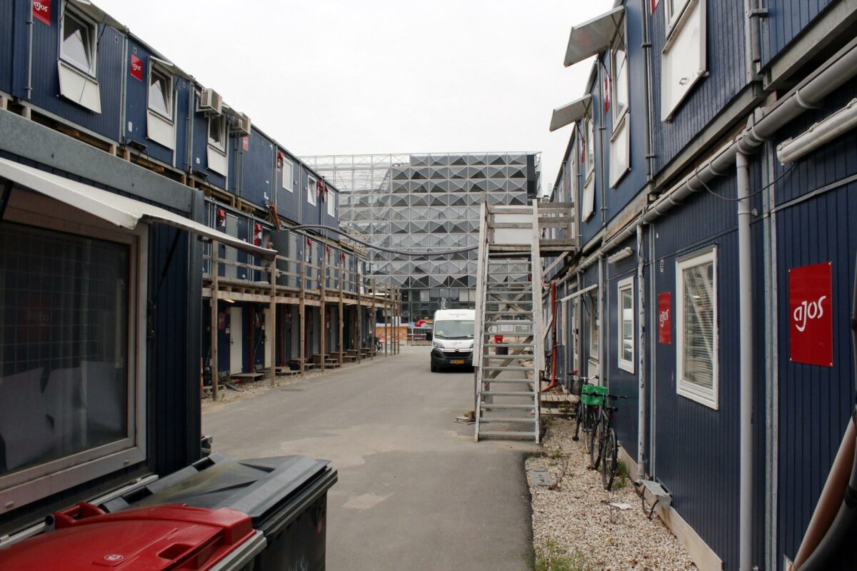 Ajos har en medarbejder til at udføre servicearbejde på skurbyen, der huser de mange medarbejdere, som i øjeblikket er ved at opføre Niels Bohr Bygningen i København. Pressefoto.