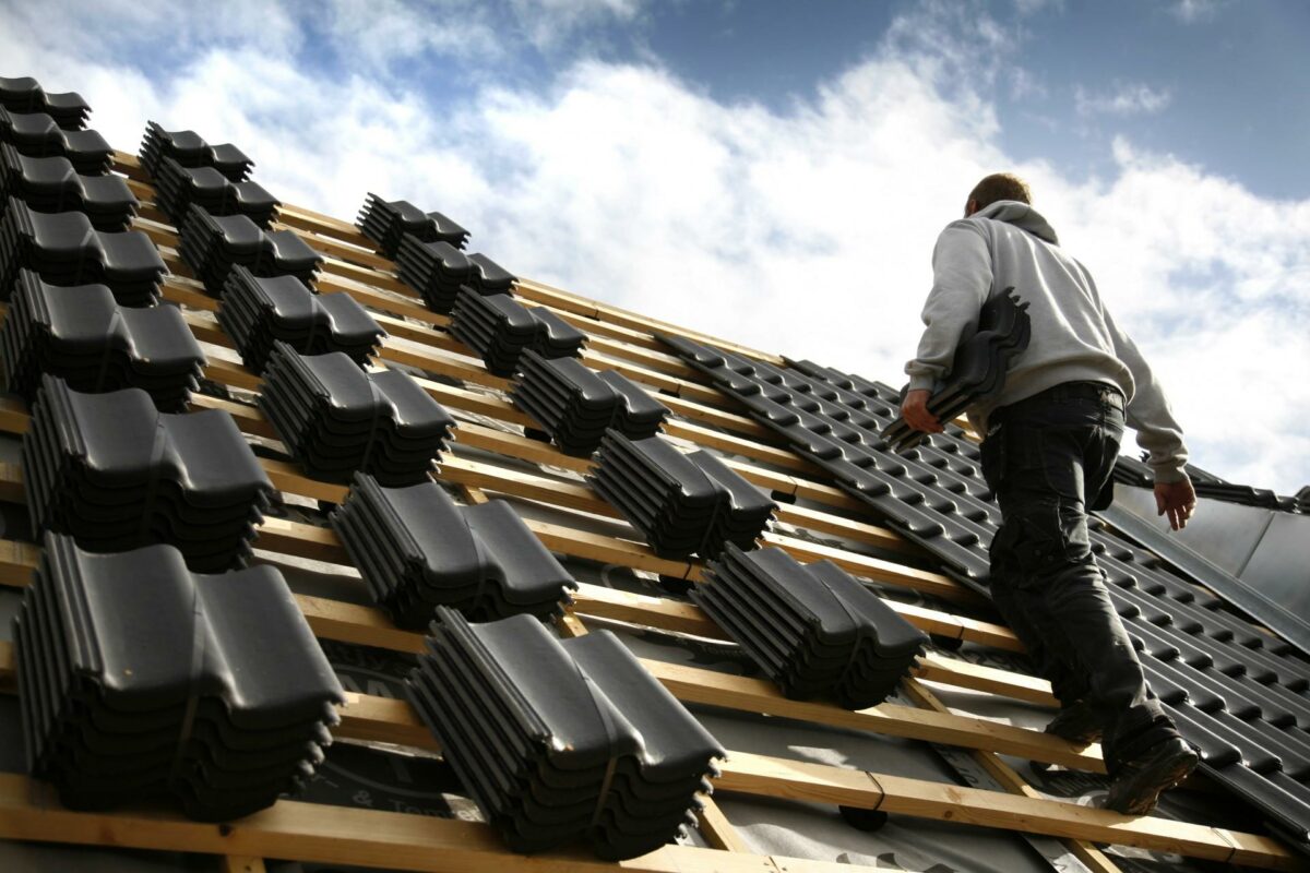 - Vi ved blandt andet, at en lang række parcelhuse de kommende år får brug for at forny deres tagbelægninger, fordi de gamle eternitplader fra 1960'erne og 1970'erne nærmer sig udløbstiden, siger Niels Techen, formand for Dansk Håndværk. Foto: Colourbox.