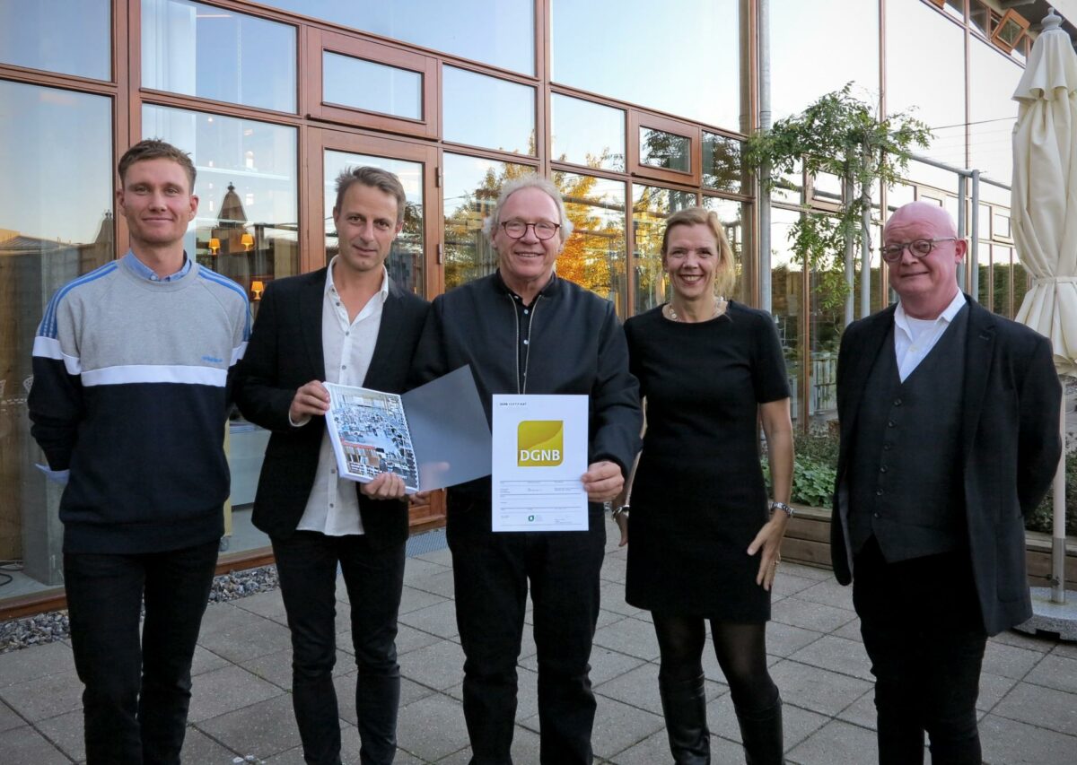 JJW Værkstedet opnår DGNB-guld som et af de første eksisterende kontorbyggerier, der er certificeret i Danmark. Fra venstre til højre: Thomas Fænø Mondrup, teknisk konsulent, Green Building Council Denmark, Jørn Kiesslinger, DGNB-auditor og faglig leder af bæredygtighed JJW Arkitekter, Kaj Frederik Wohlfeldt, JJW Ejendom, stifter og tidligere partner JJW Arkitekter, Mette Qvist, Direktør Green Building Council Denmark og Ole Hornbek, partner og leder af By og Bolig JJW Arkitekter. Foto: Laura Græsdal Maajen.