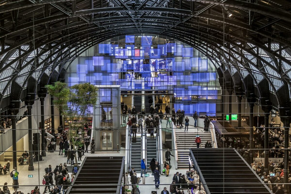 Lyset spiller en særlig rolle i Østbanehallen i Oslo, som i dag er forvandlet til en moderne food court. Foto: Tomasz Majewski.