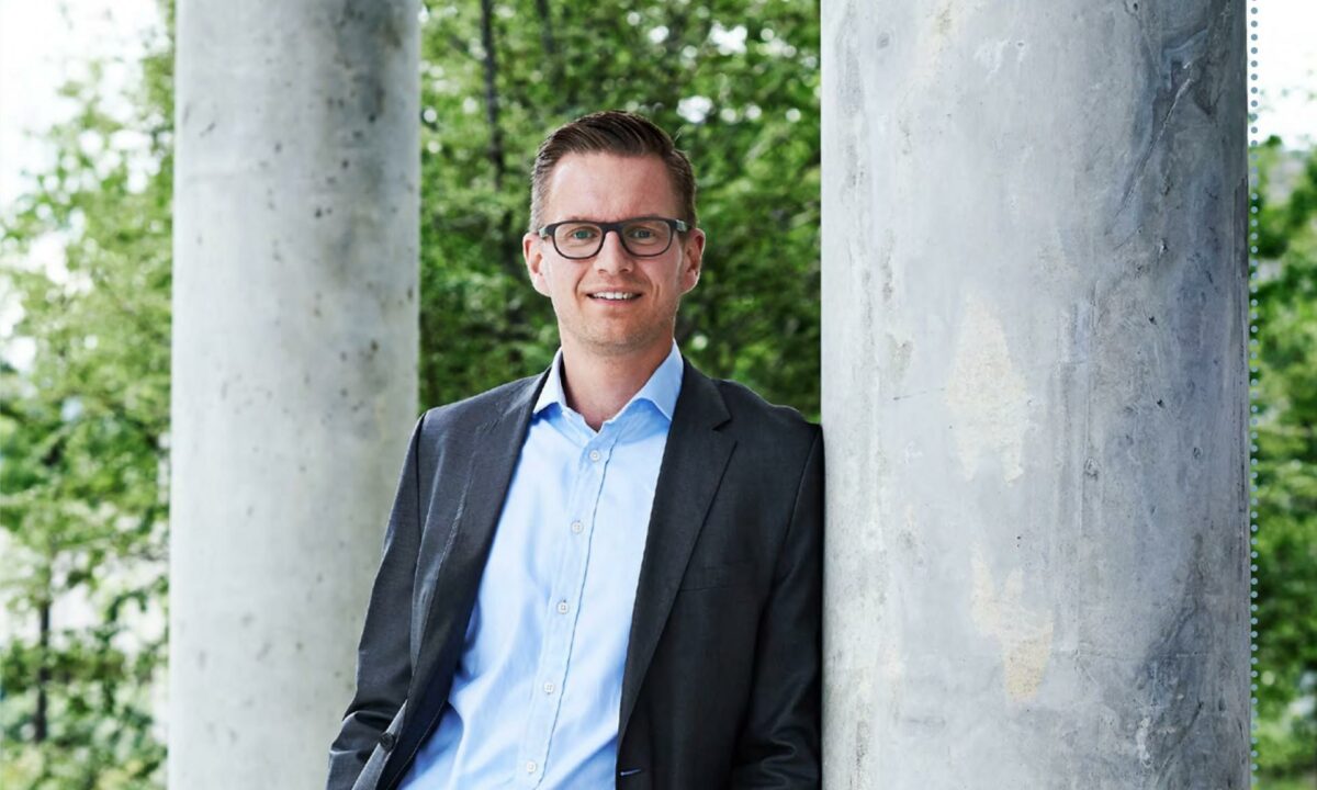 Peter Kaas Hammer forlod i går stillingen som administrerende direktør i Lindpro A/S. Han skal tiltræde i lignende stilling hos Kemp & Lauritzen.