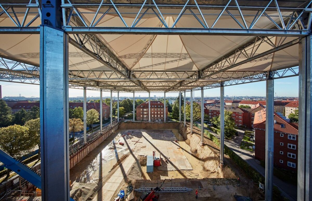 Det er anden gang, en byggeplads overdækkes i Danmark. I de kommende uger kommer der også sider på overdækningen. Foto: Byggeriets Billedbank.