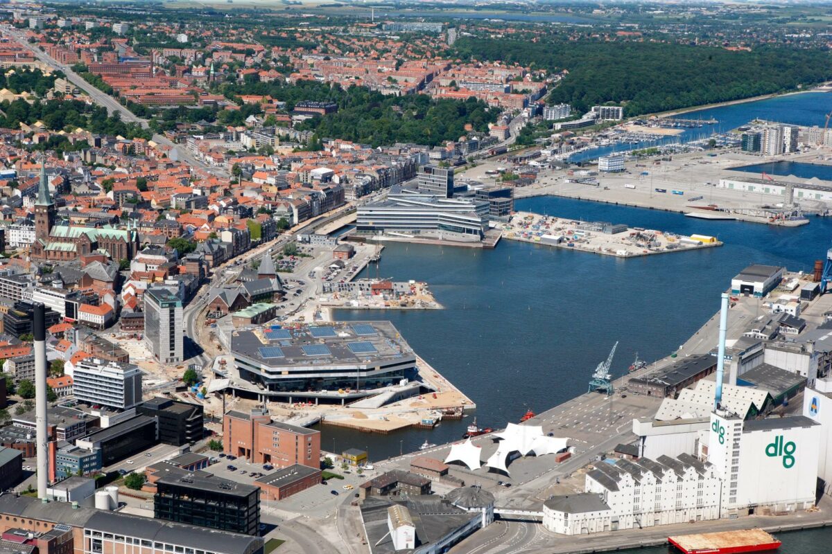 Tæt trafik på blandt andet vejene ud mod havnen giver store problemer for biltrafikken i Aarhus. Arkivfoto: Urbanmediaspace.dk.