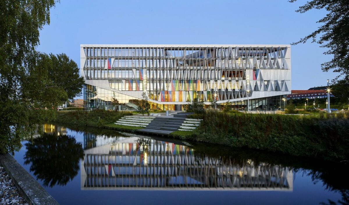 SDU Kolding var ved sin opførelse Danmarks første lavenenergi-universitet. Foto: Hufton+Crow.