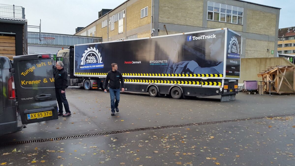 Byggeriets Arbejdsmiljøbus besøger over de næste uger 30 erhvervsskoler over hele landet med Tool Truck'en. Pressefoto.