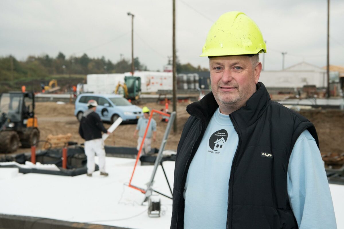 Entreprenør Jimmy Pedersen har gennem de seneste seks måneder været nødsaget til at takke nej til opgaver for ca. 2,5 millioner kroner.