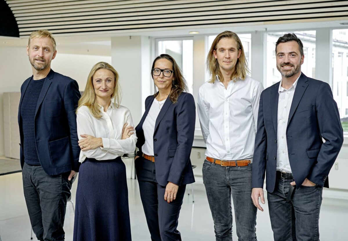 Michael Sørensen, Sarah Müllertz Gudiksen, Nina La Cour Sell, Jakob Strømann-Andersen og Kasper Kyndesen er nye partnere i Henning Larsen Architects. Foto: Agnete Schlichtkrull.