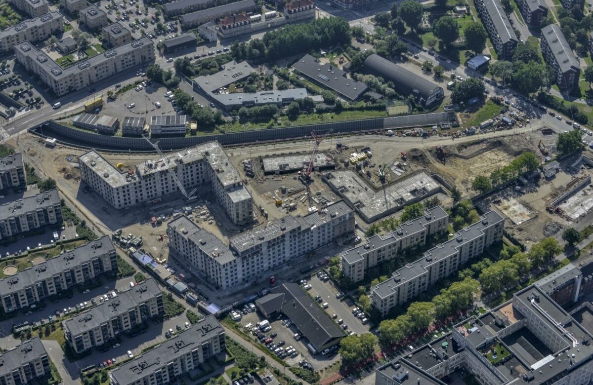 Kun fjorten måneder efter at grunden lå hen som forladt ingenmandsland i en kile langs den åbne Metro, står konturerne om den nye Øresund Strandpark ? et byggeri der opføres med LM Byg A/S som råhusentreprenør - nu tydeligt.