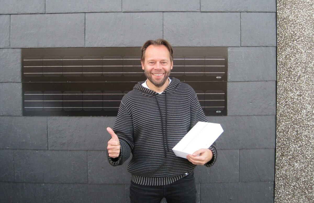 Salgsdirektør Kim Kristensen fra Komproment fik tirsdag overrakt sin iPad, som han vandt i Dagens Byggeris konkurrence i forbindelse med Building Green. Foto: Jørgen Juhl.